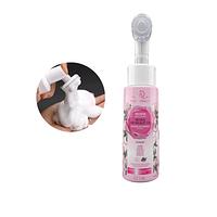 MOUSSE MICELAR ROSA MOSQUETA O Mousse Micelar Rosa Mosqueta oferece um jeito inovador e eficaz de limpar e cuidar da pele, proporcionando uma experiência completa de tratamento facial. Sua textura em espuma cremosa promove uma limpeza profunda, removendo oleosidade, poluição, resíduos de maquiagem, filtro solar e outros produtos que obstruem os poros. Enriquecido com Vitamina E e Ácido Hialurônico, ajuda a hidratar, proteger e restaurar a pele, mantendo sua saúde e naturalidade. Sua ação purificante garante uma pele limpa, equilibrada e com toque suave. INFORMAÇÕES DO PRODUTO Ação: Limpeza facial profunda e tratamento ATIVOS Vitamina E Ácido hialurônico Rosa mosqueta BENEFÍCIOS Limpa profundamente a pele Remove maquiagem e impurezas Controla a oleosidade Hidrata e ajuda na regeneração da pele Auxilia na proteção contra agressões externas Proporciona toque macio e saudável INDICAÇÃO Indicado para todos os tipos de pele. RESULTADO Pele limpa, purificada, hidratada e com aspecto saudável e renovado. DIFERENCIAL Espuma cremosa com ativos hidratantes e regeneradores que limpam profundamente sem ressecar, promovendo equilíbrio e saúde para a pele